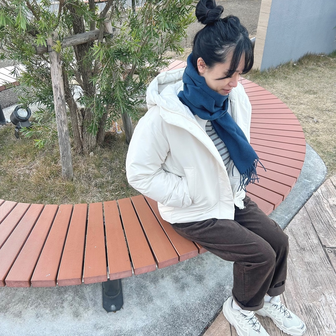 ベンチにしわっている女性