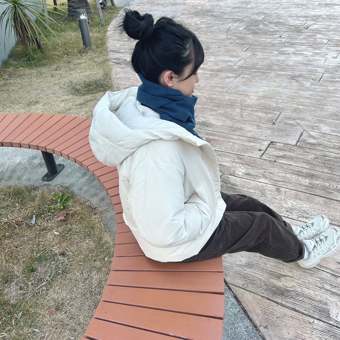 ベンチに座っている女性