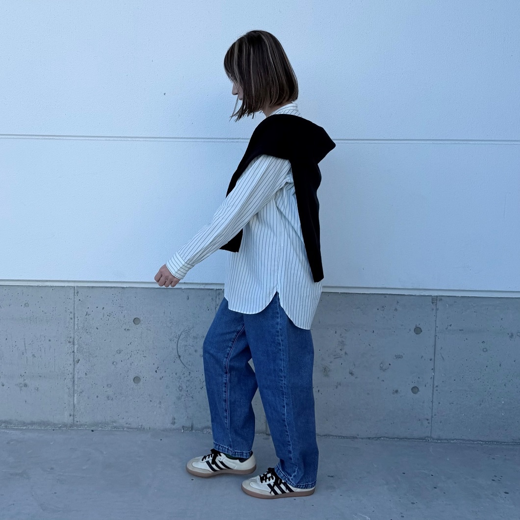 女性が歩いている