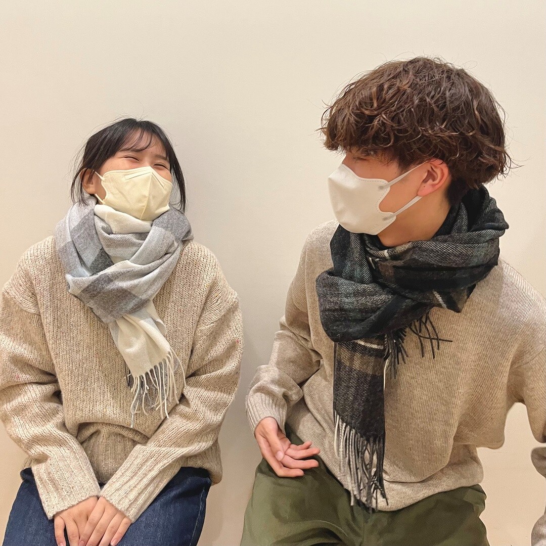 マフラーを巻いたカップル