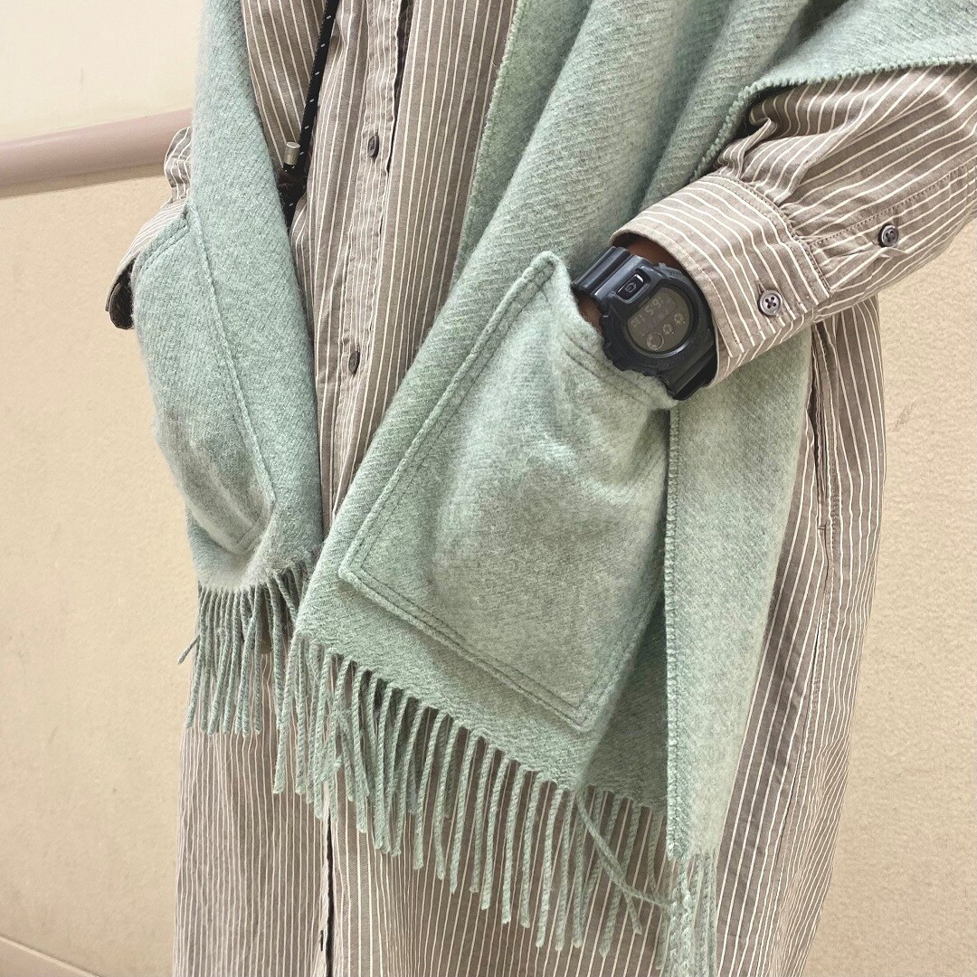 女性がポケットに手を入れている写真