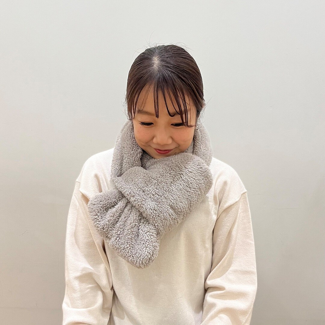 女性がマフラーを巻いている