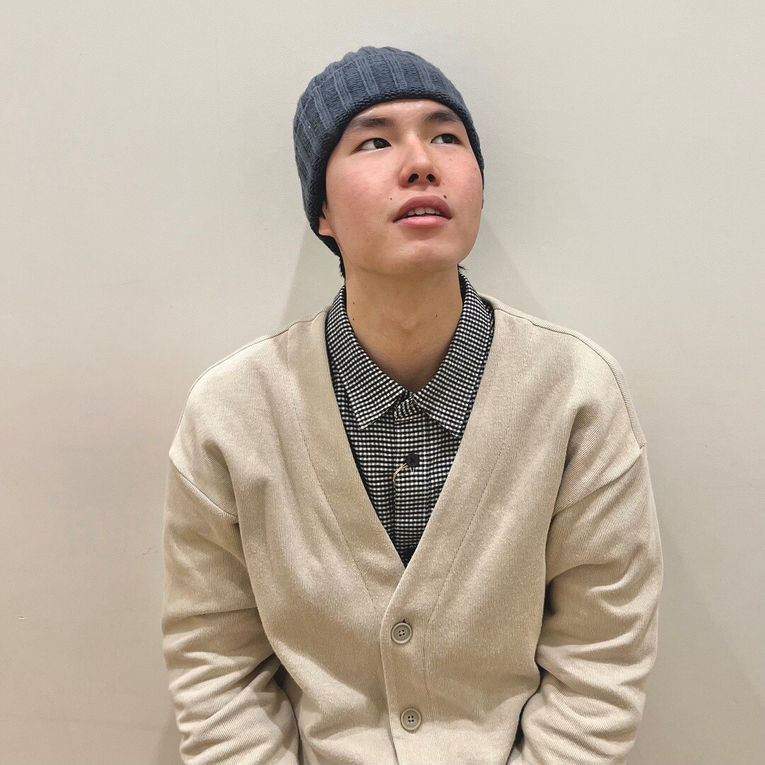 男性が正面を向いている