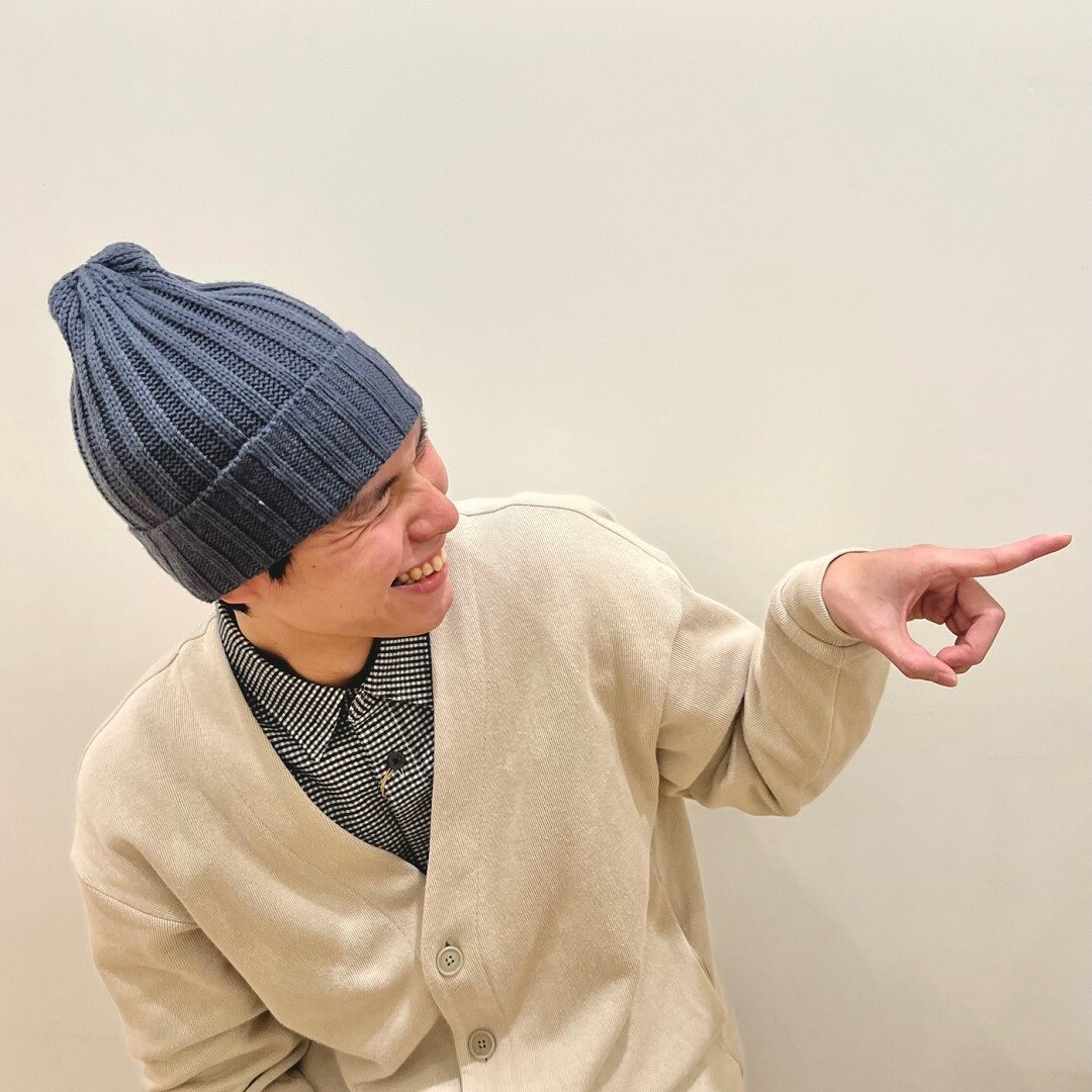 男性が横を向いて笑っている