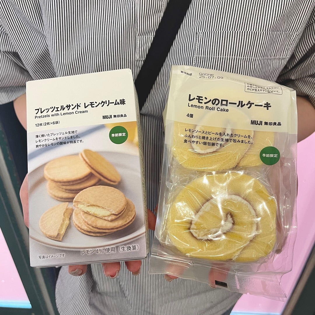 紹介するお菓子を持っている写真