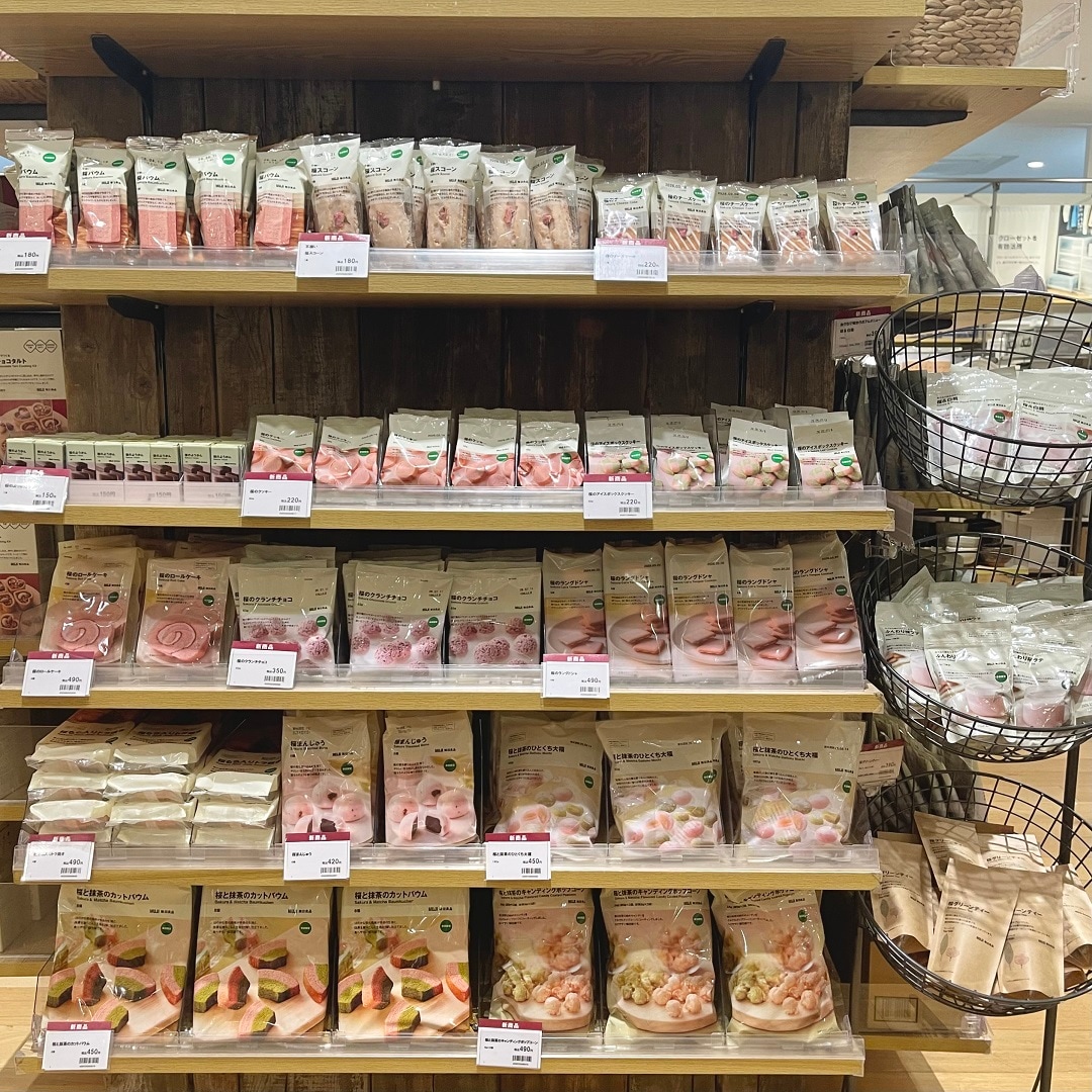 売り場に並んでいる様々な桜のお菓子の写真