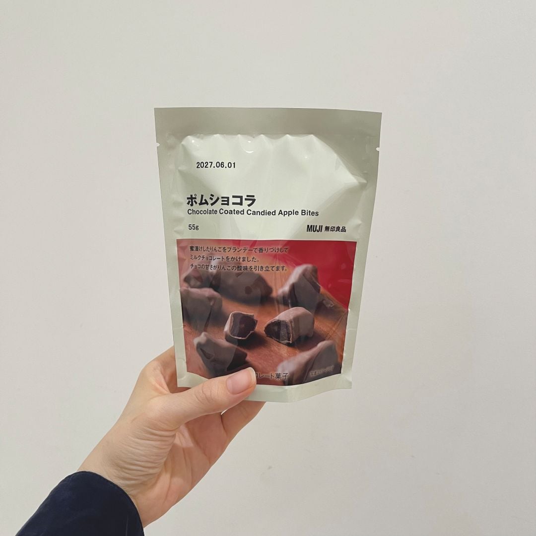 ポムショコラを持っている