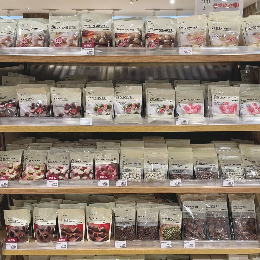 チョコのお菓子が沢山並ぶ売場