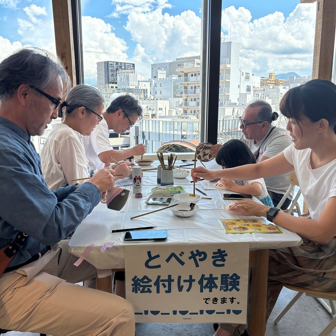 砥部焼絵付け体験開催の様子
