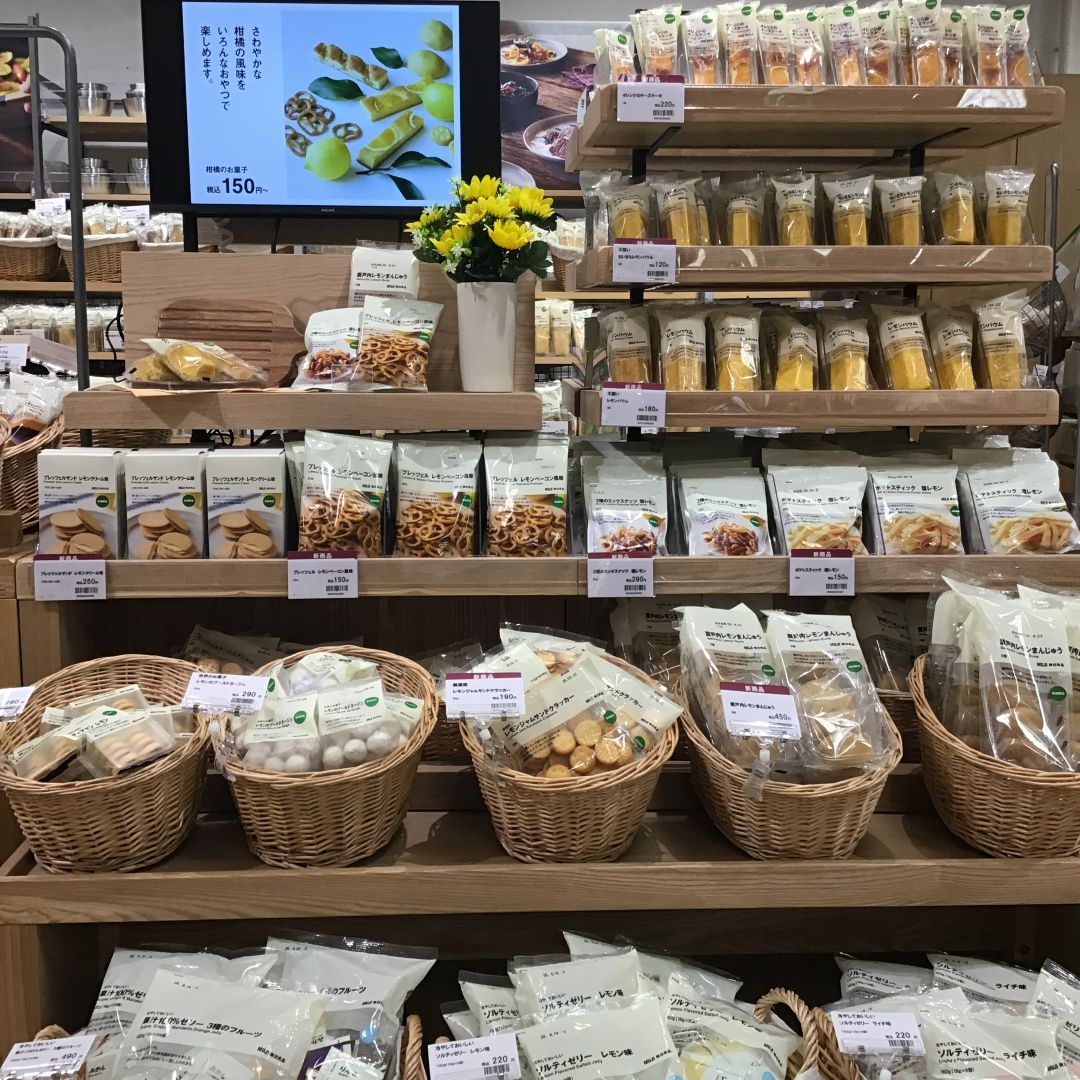 柑橘のお菓子が並ぶ売場の様子