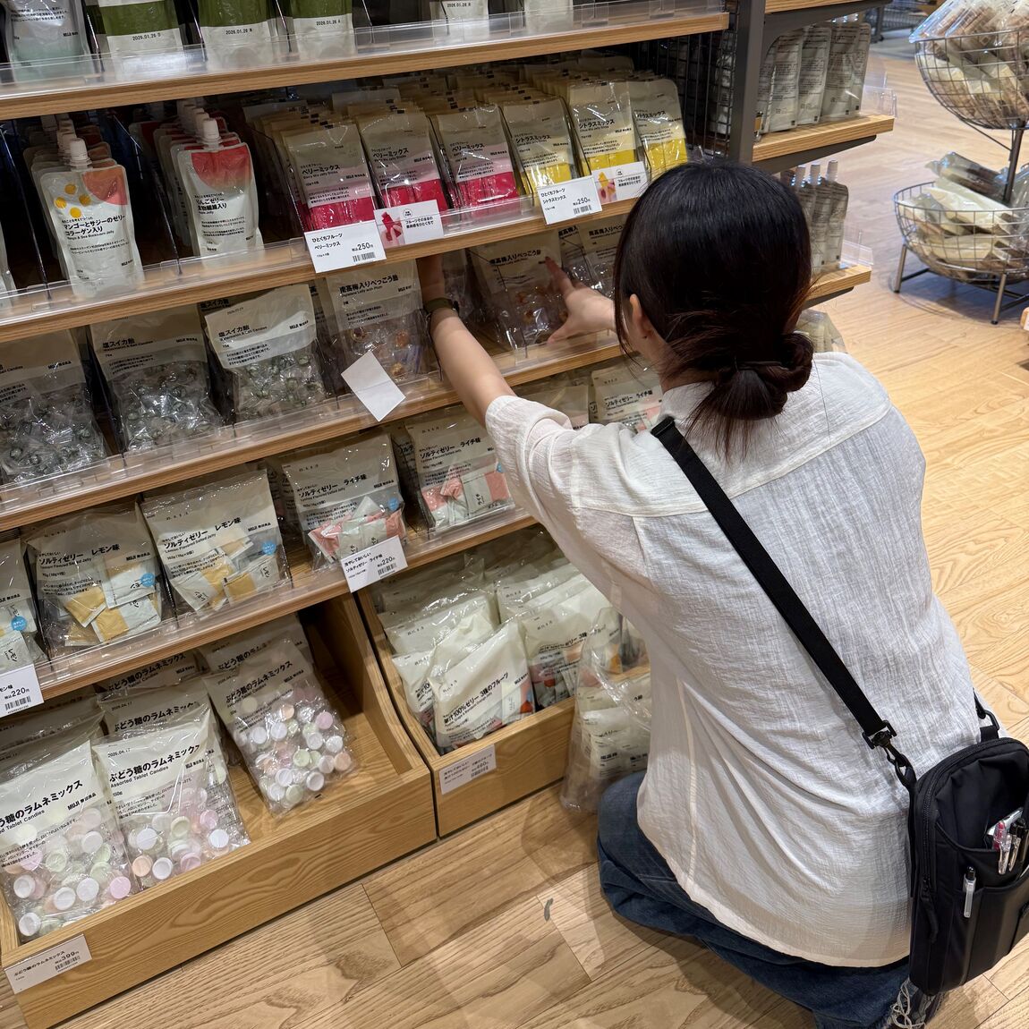 お菓子陳列中スタッフ