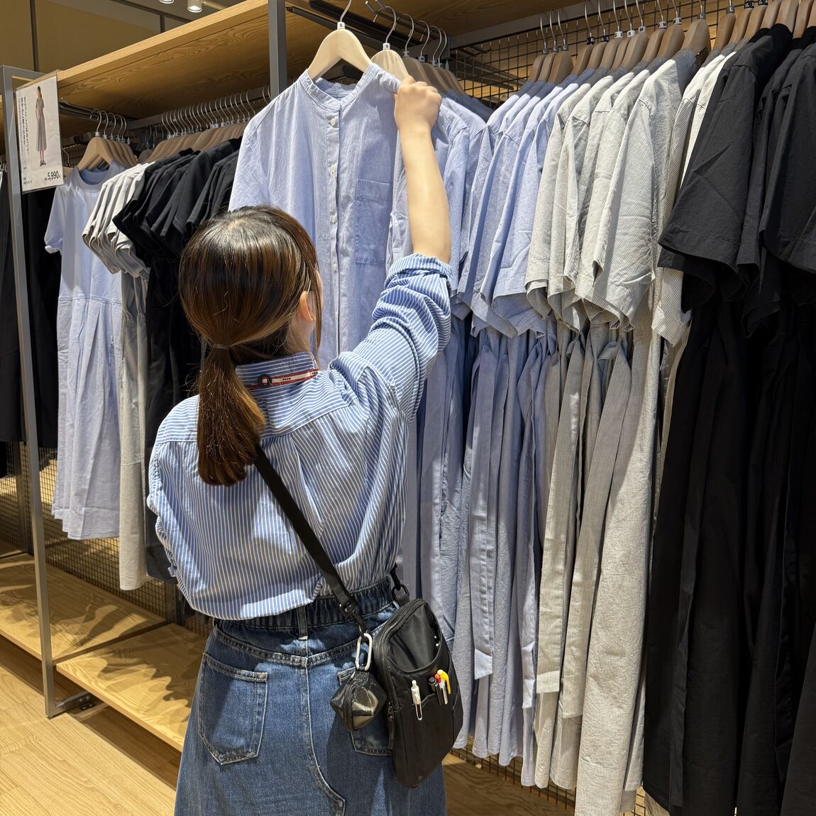 衣服陳列しているスタッフ