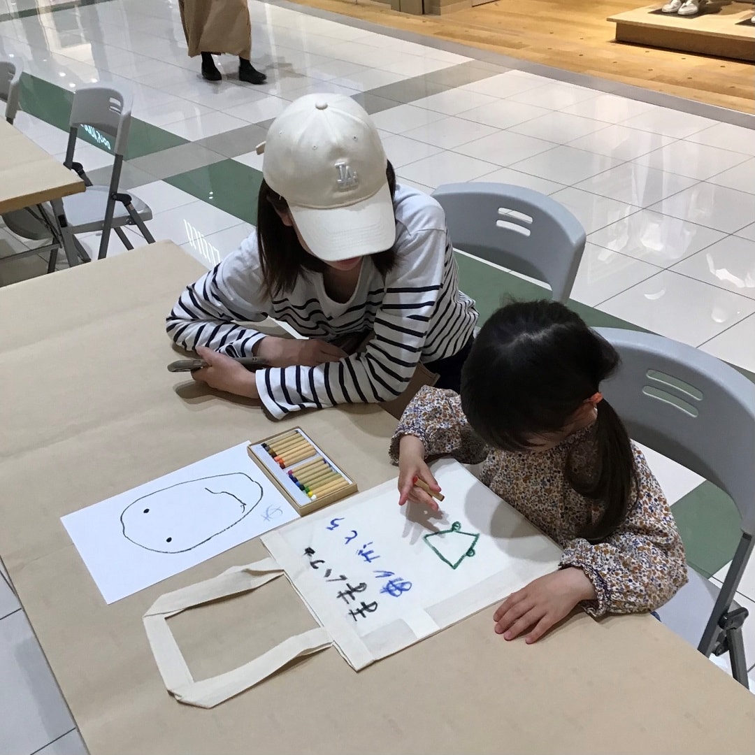 【イオンモール新潟亀田インター】今日もワークショップ開催。布描きクレヨンでオリジナルマイバッグを作ろう。