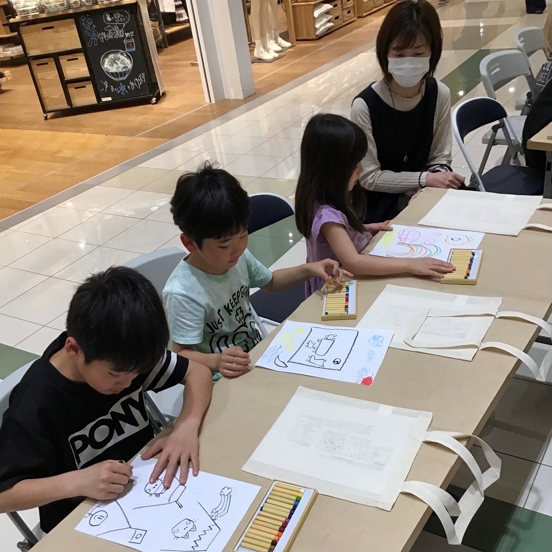【イオンモール新潟亀田インター】今日もワークショップ開催。布描きクレヨンでオリジナルマイバッグを作ろう。