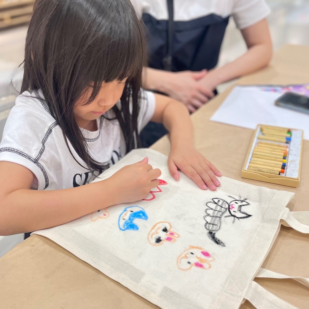 【イオンモール新潟亀田インター】今日もワークショップ開催。布描きクレヨンでオリジナルマイバッグを作ろう。