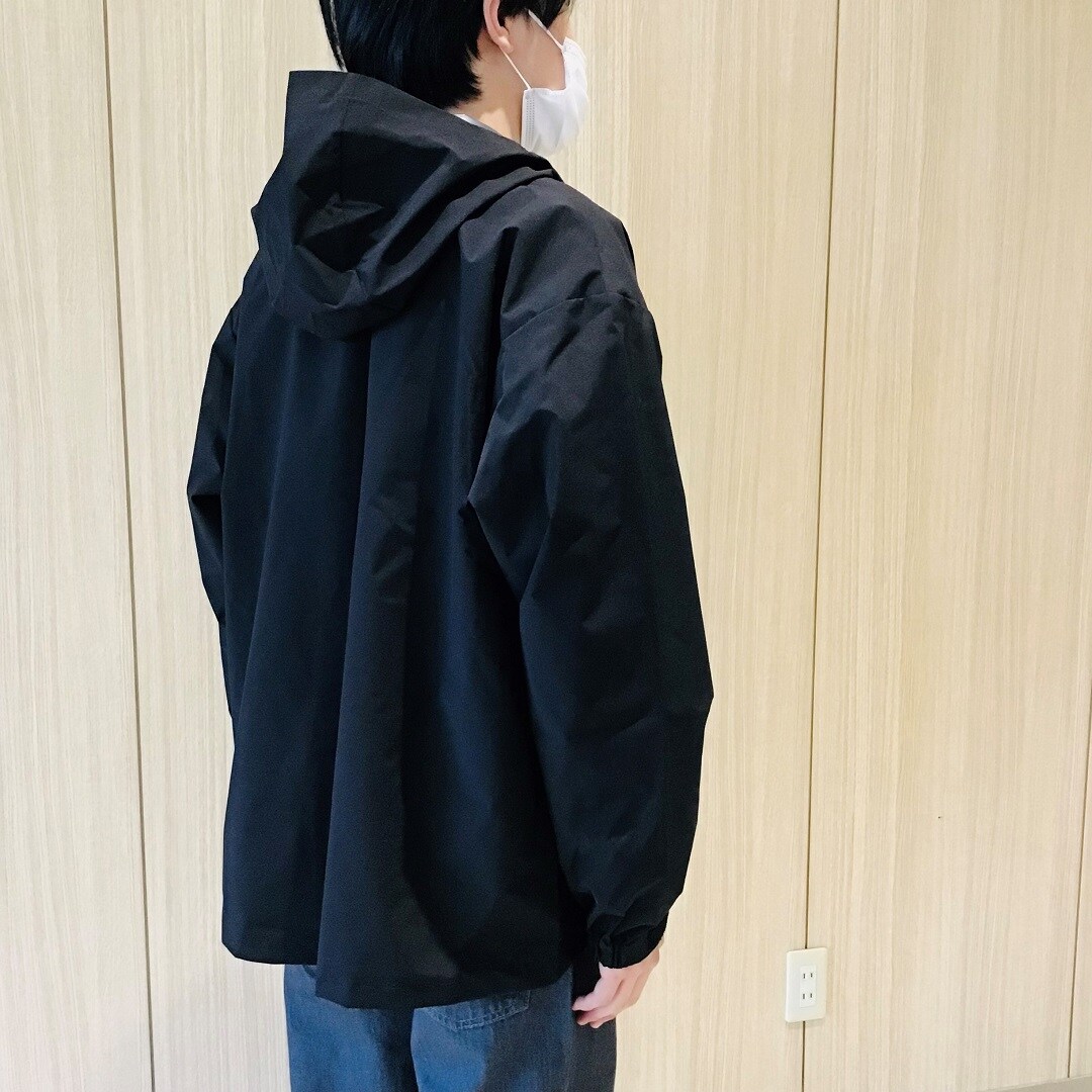 後ろ姿　フードジャケット