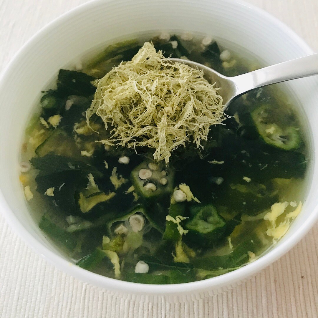 【いわきラトブ】オクラ入りねばねば野菜のスープにとろろこんぶを入れる