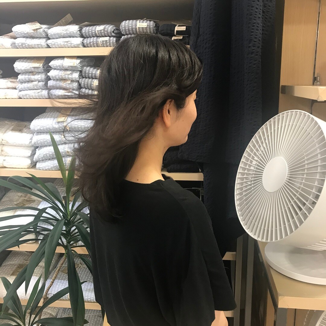 【いわきラトブ】サーキュレーターの風を受けるスタッフ