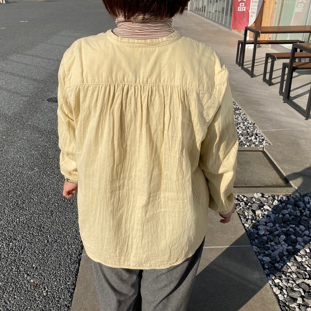 後ろ姿ブラウス