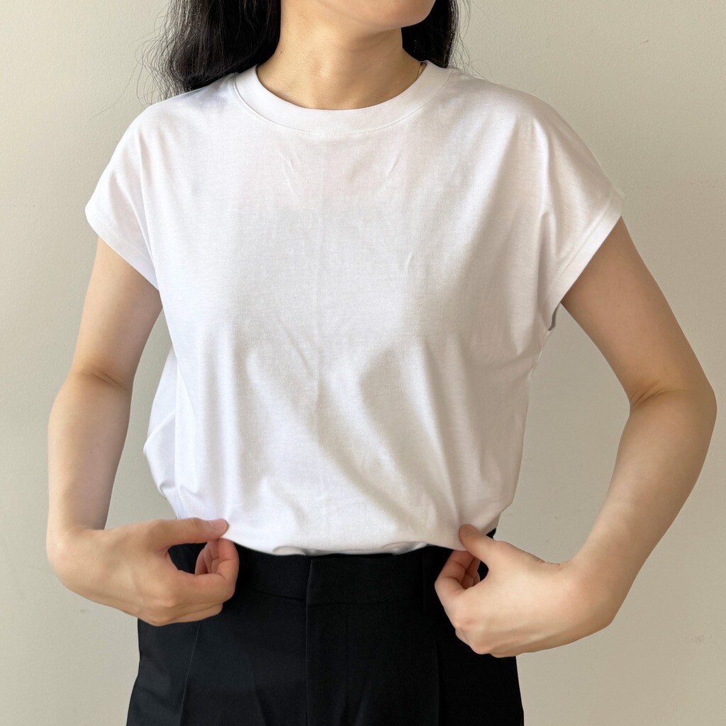天竺編みフレンチスリーブTシャツを着た女性