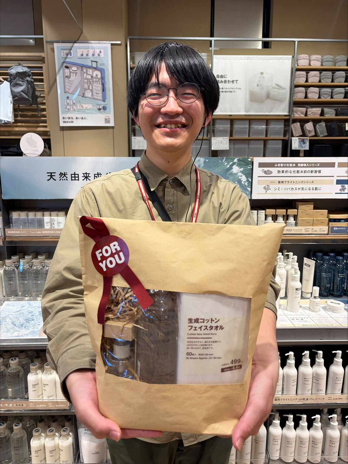 ギフト袋を手に持つスタッフ