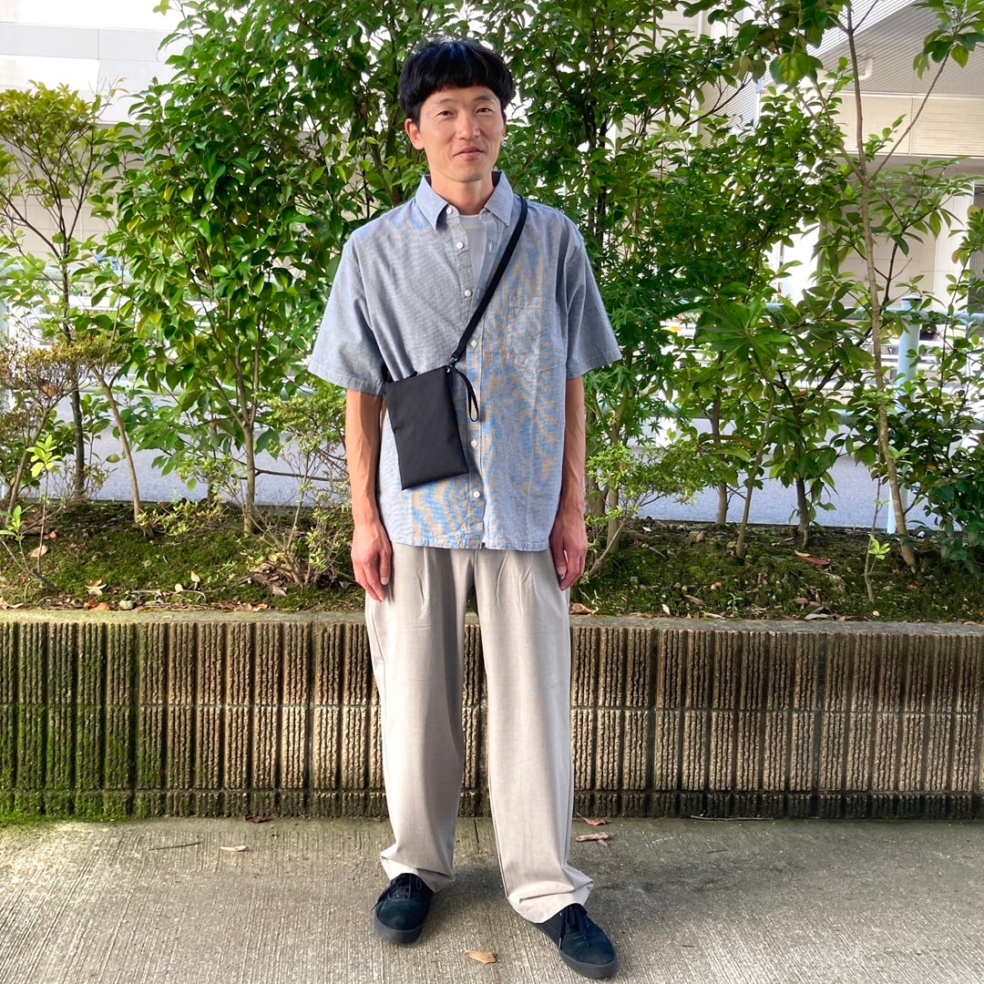 紳士　チェックシャツ　ワンタックワイドパンツ　ミニサコッシュ