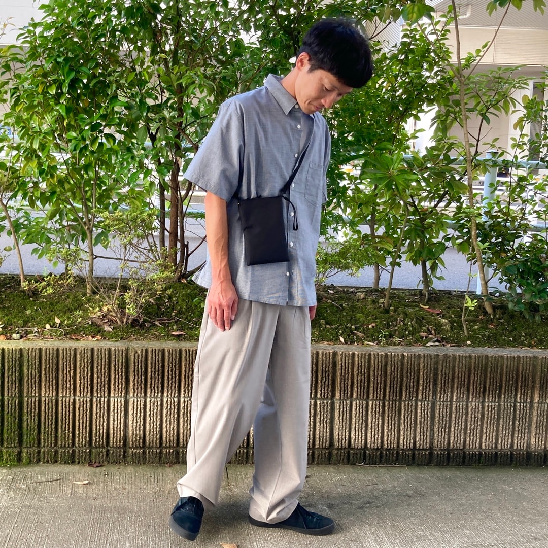 紳士　チェックシャツ　ワンタックワイドパンツ　黒ミニサコッシュ