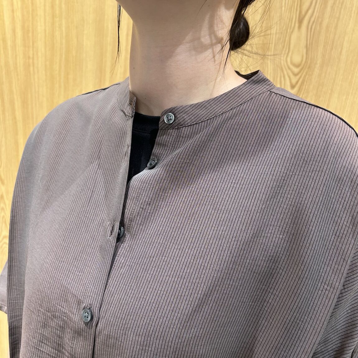 女性スタッフ　五分袖ブラウス