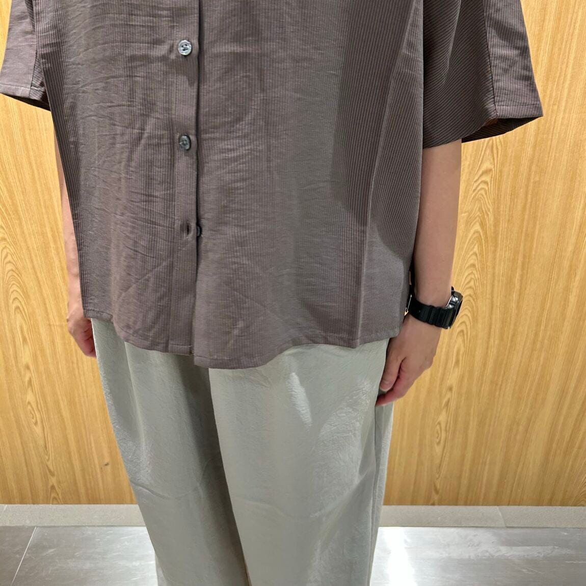 女性スタッフ　五分袖ブラウス