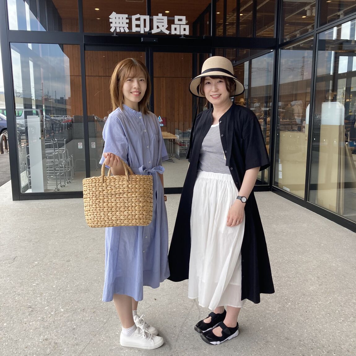 スタッフ2名ワンピースで正面撮影