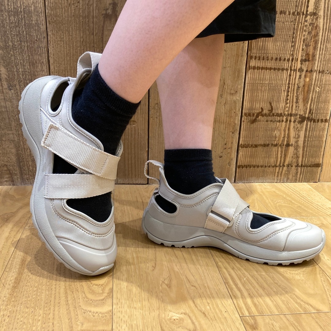 ベージュ　スニーカーサンダル
