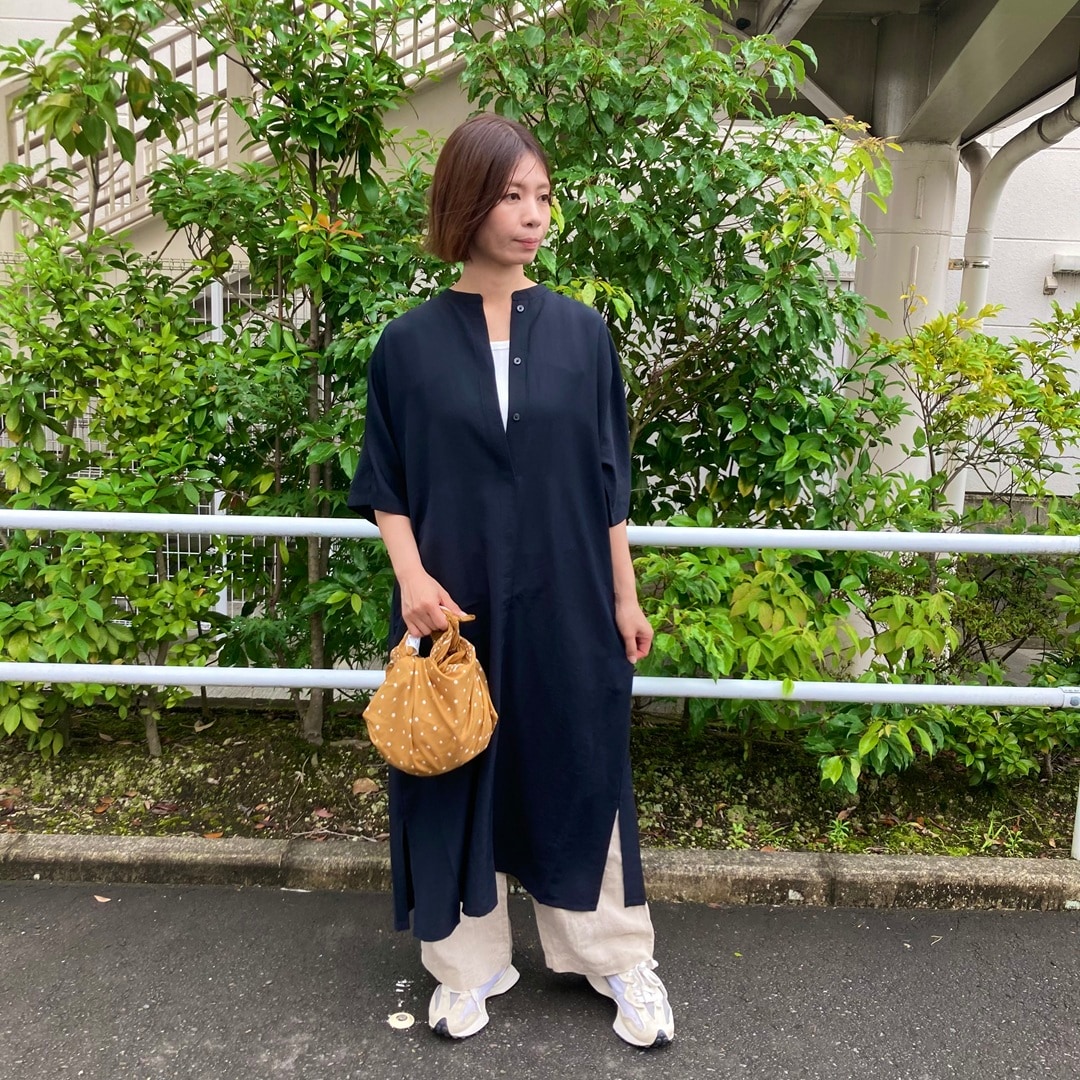 婦人黒のワンピースと生成のパンツ