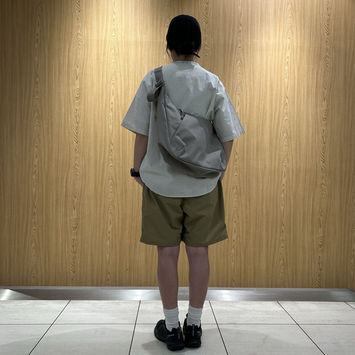 女性スタッフ　ショートパンツ