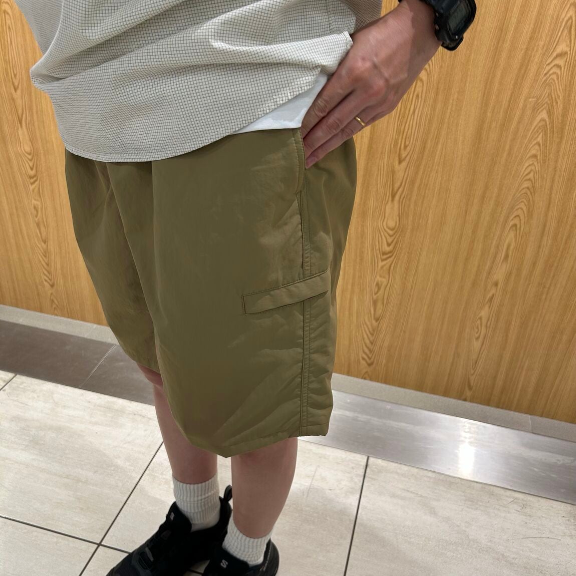 女性スタッフ　ショートパンツ