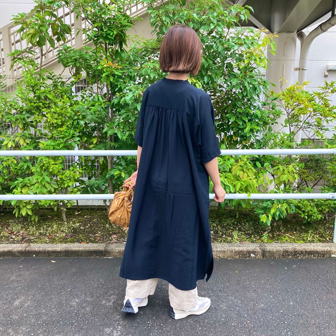 婦人黒のワンピースと生成パンツ