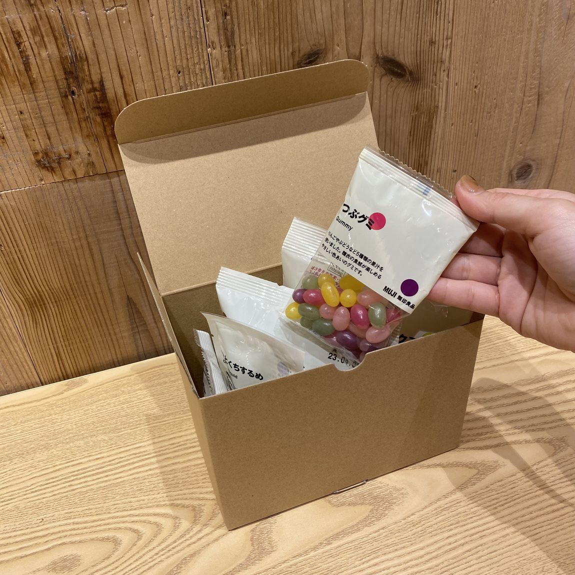 ぽち菓子を箱に入れた写真