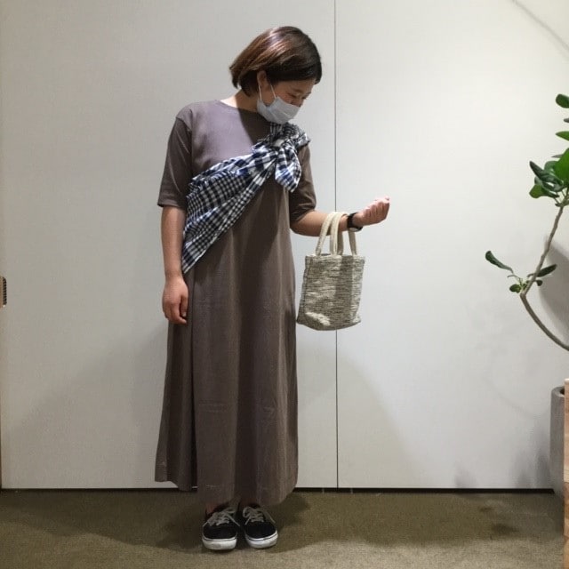 細番手二重編み五分袖ワンピースを着て