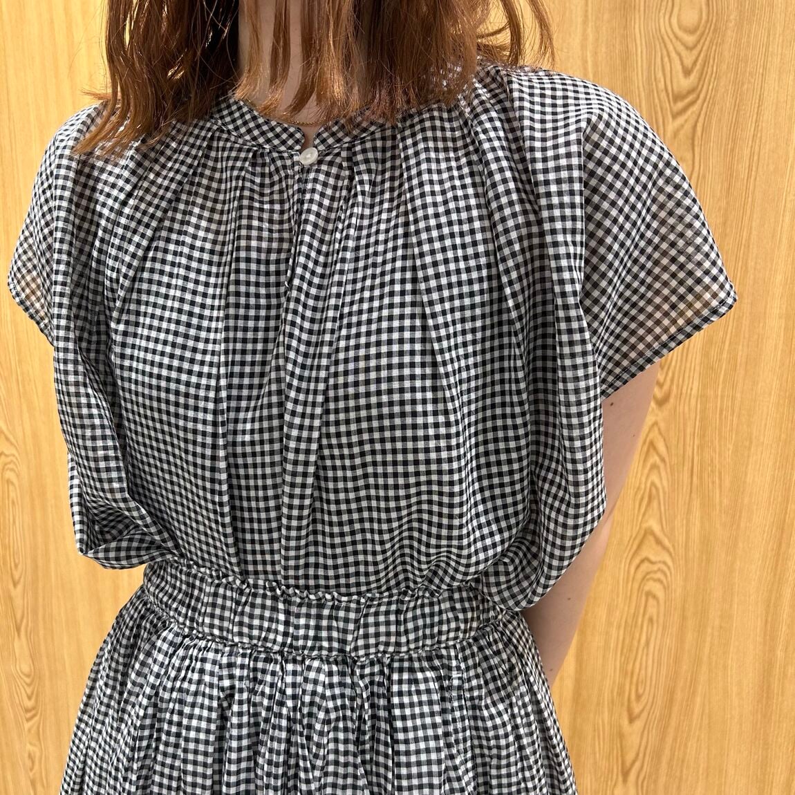 女性スタッフ　黒チェック　セットアップ
