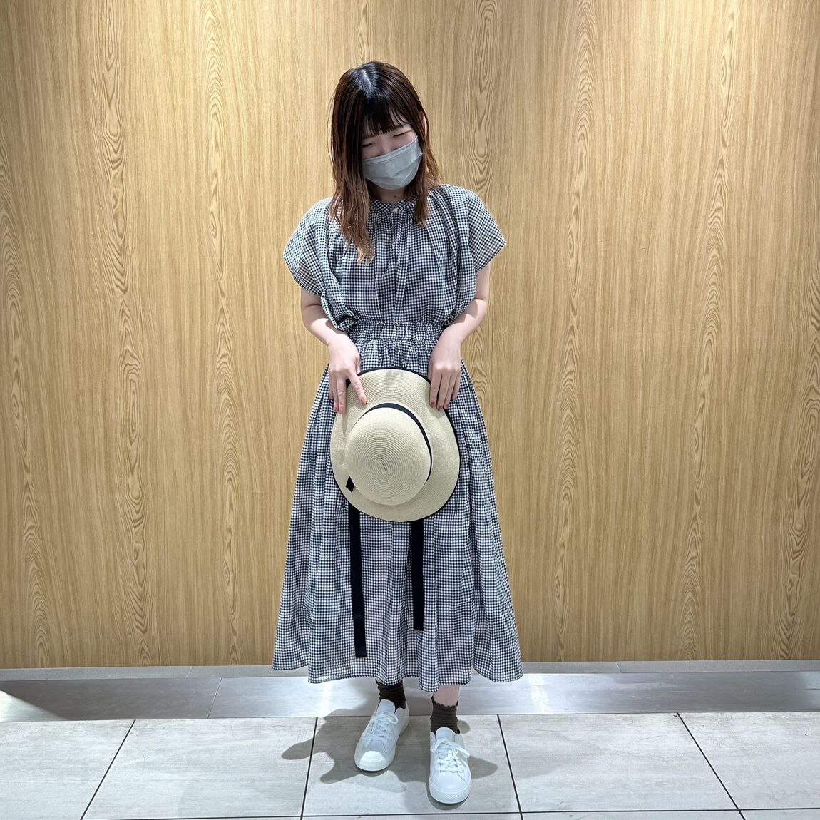 女性スタッフ　黒チェック　セットアップ