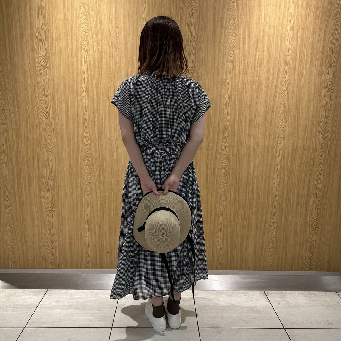 女性スタッフ　黒チェック　セットアップ　後