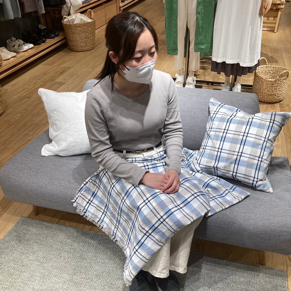 岡山表町商店街】お部屋のアクセントにマドラスチェックスロー｜無印