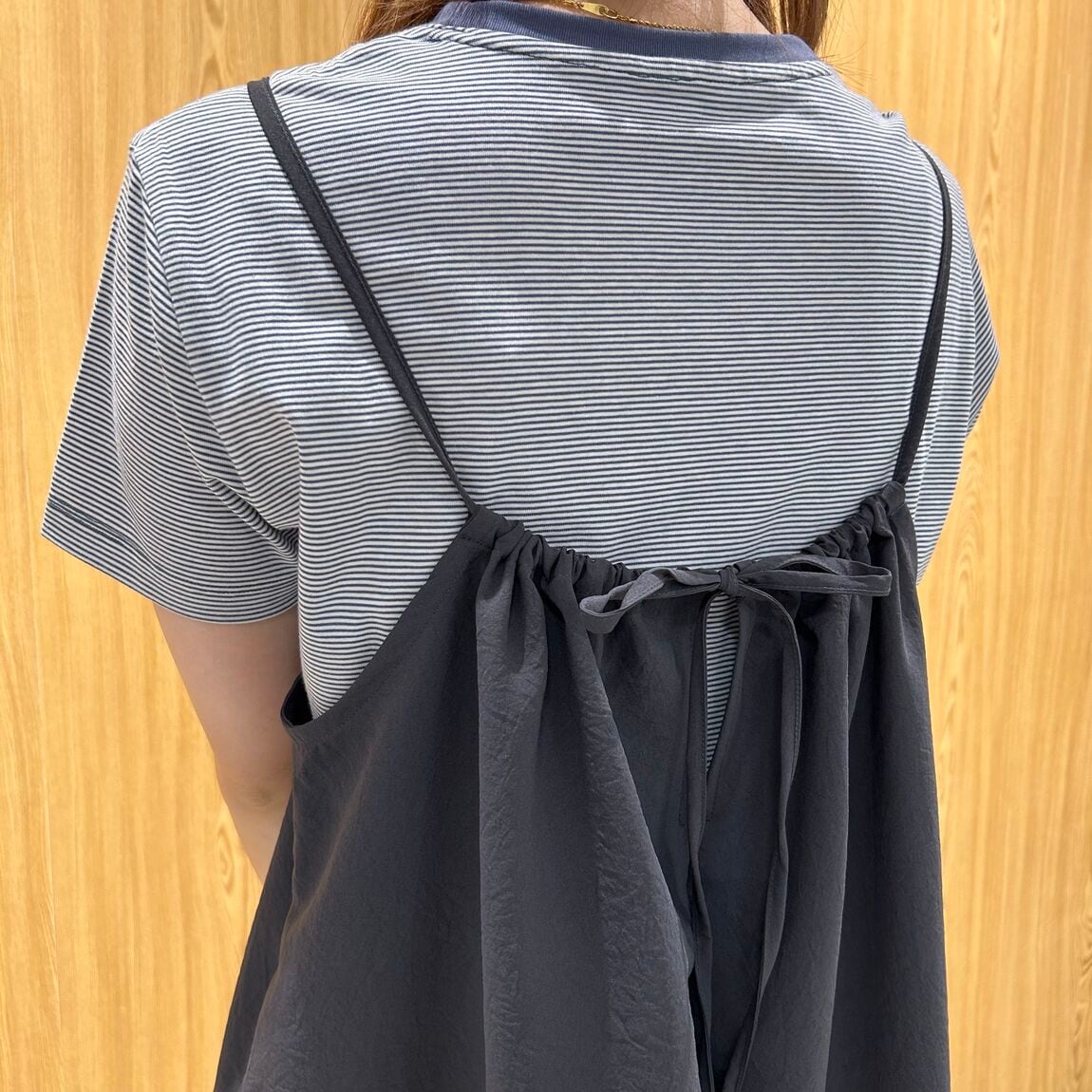 女性スタッフ　キャミソールワンピース　チャコールグレー