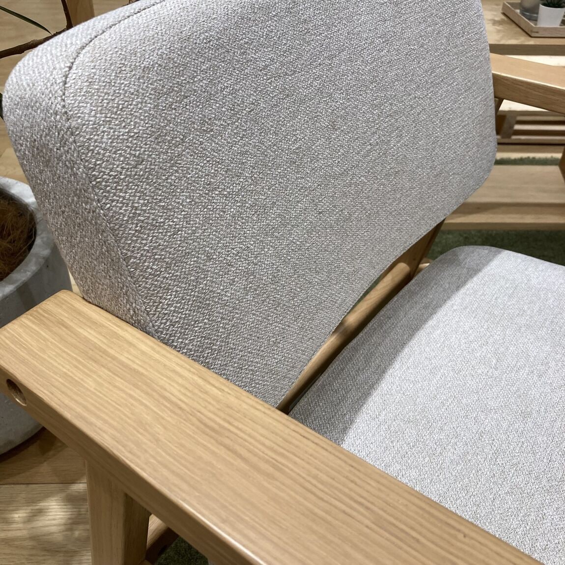 ららぽーと富士見】新商品 木製テーブルとアームチェアのご紹介｜無印