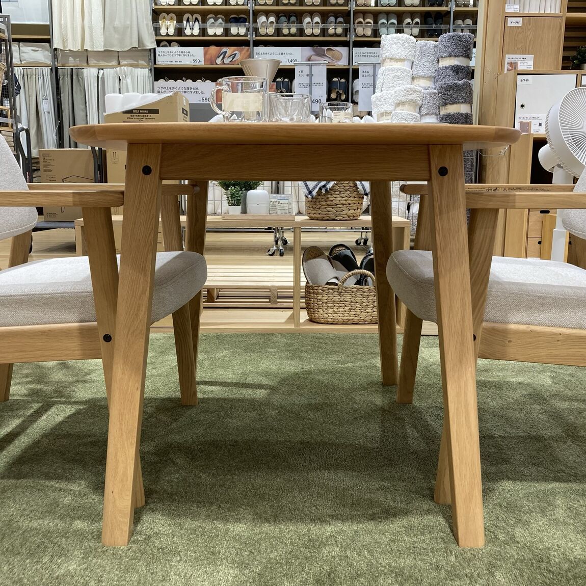 ららぽーと富士見】新商品 木製テーブルとアームチェアのご紹介｜ 無印良品