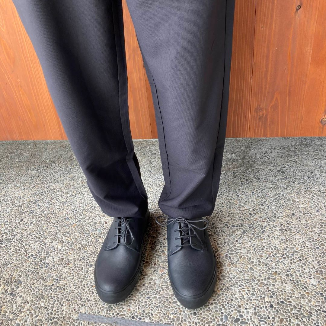 風を通すストレッチテーパードパンツ
