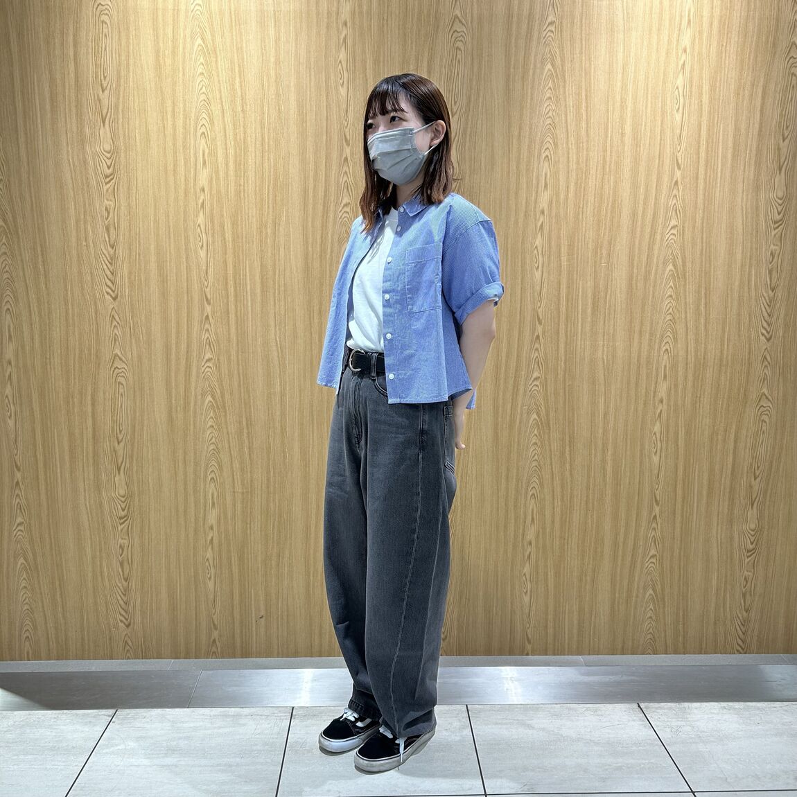 女性スタッフ　デニムコクーンパンツ　グレー
