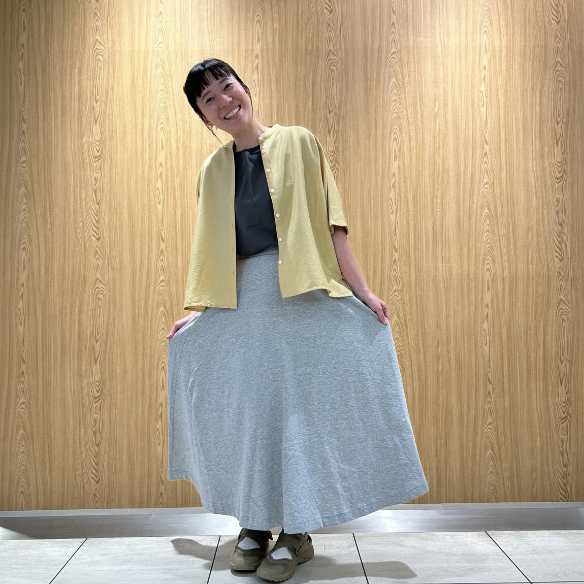 女性スタッフ　フレアスカート　グレー