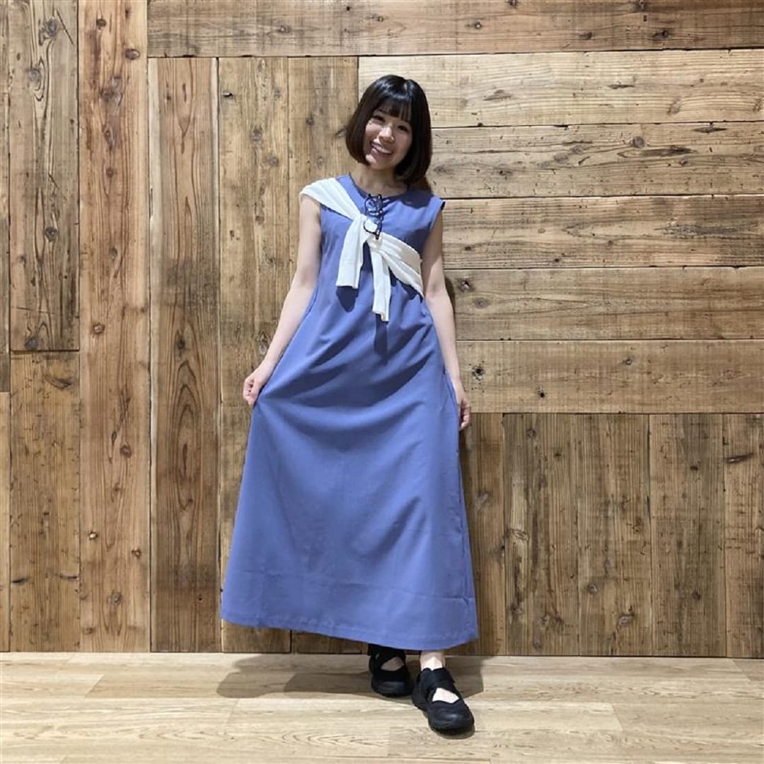 ワンピースの全身コーディネート写真