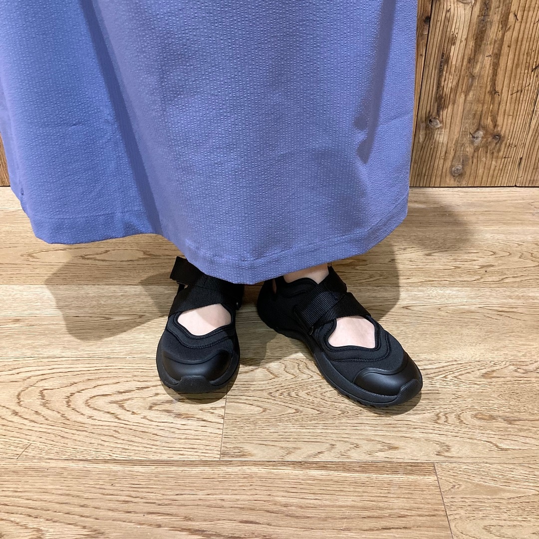 スニーカーサンダルの着用画像