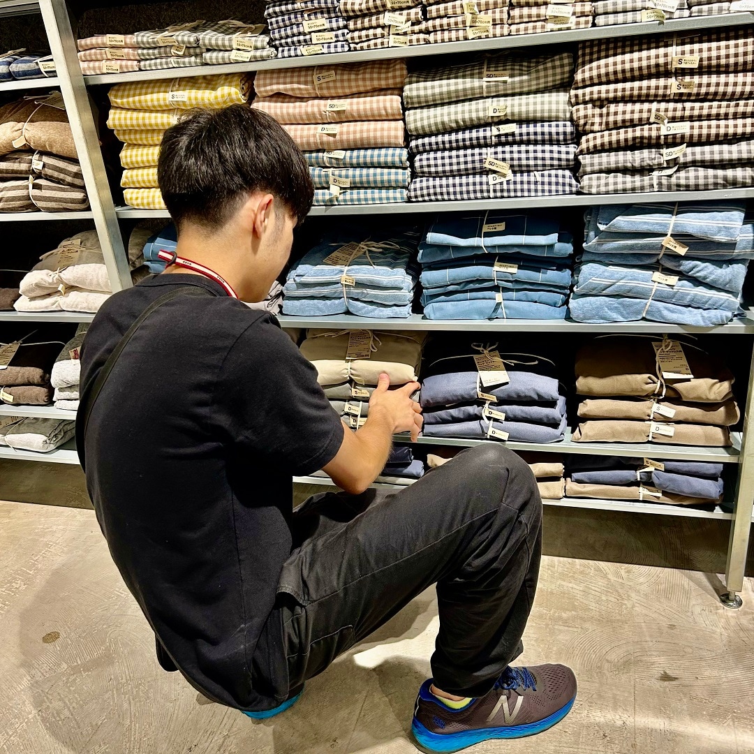 品出しするスタッフ